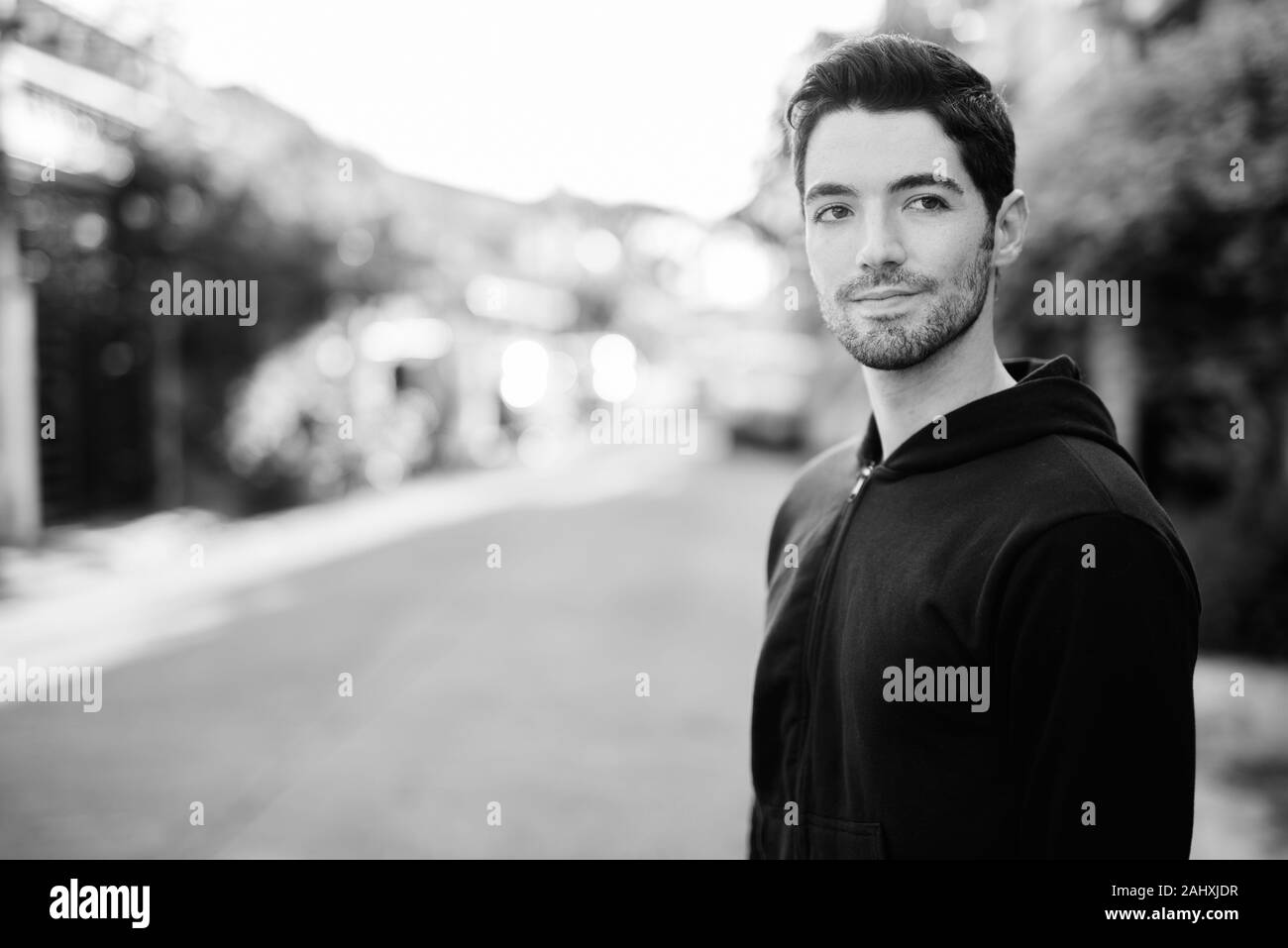 Ritratto di giovane uomo bello nelle strade all'aperto Foto Stock