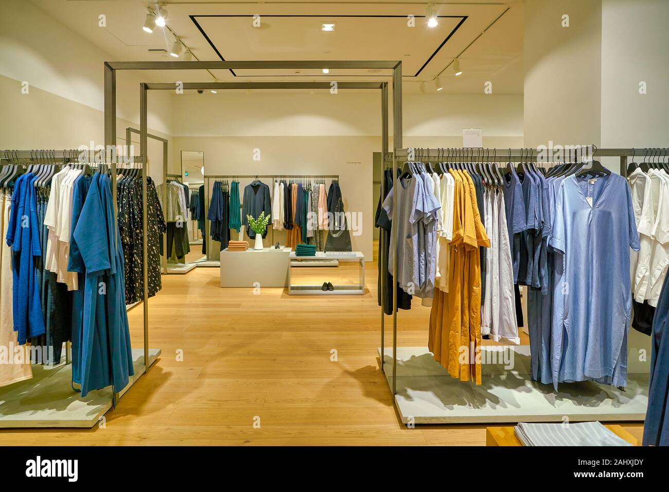 SINGAPORE - circa aprile, 2019: vestiti sul display a Zara negozio in  Shoppes at Marina Bay Sands Foto stock - Alamy