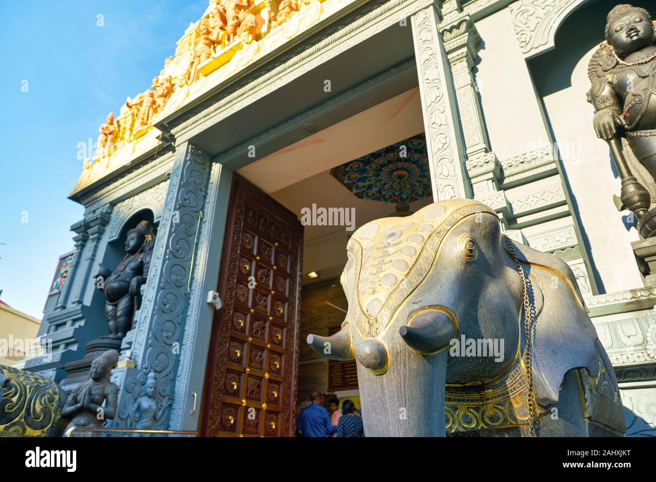 SINGAPORE - circa aprile, 2019: ingresso al Tempio Sri Senpaga Vinayagar. Si tratta di un tempio al dio indù Ganesha chi è la divinità che presiede. Foto Stock