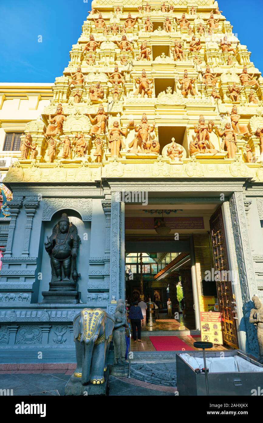 SINGAPORE - circa aprile, 2019: ingresso al Tempio Sri Senpaga Vinayagar. Si tratta di un tempio al dio indù Ganesha chi è la divinità che presiede. Foto Stock