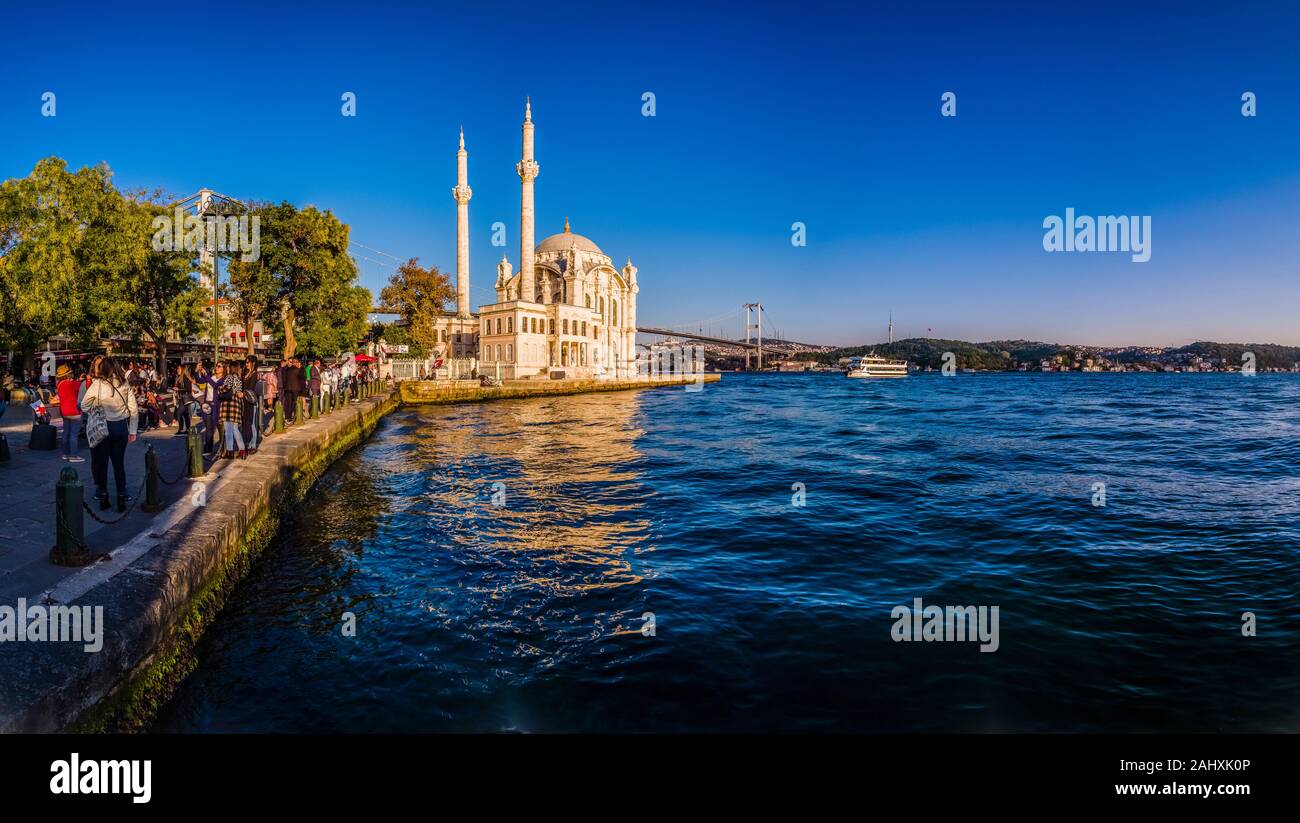 Le persone sono la raccolta presso la moschea di Ortaköy, Ortaköy Camii, situato sul Bosforo, il confine continentale tra Europa e Asia Foto Stock
