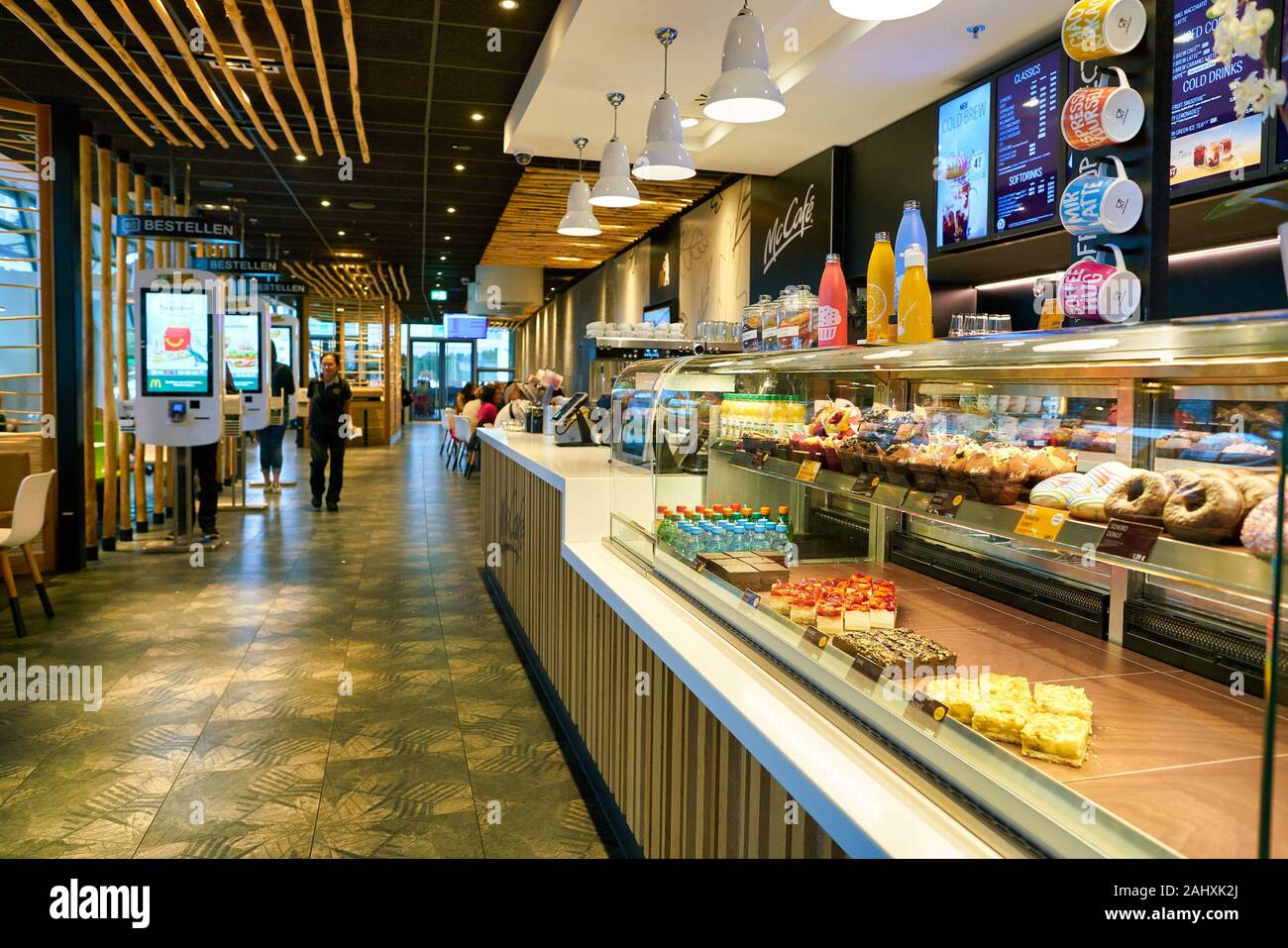 Berlino, Germania - circa settembre, 2019: dolci sul display a McCafe presso un McDonald's store luogo a Berlino. Foto Stock