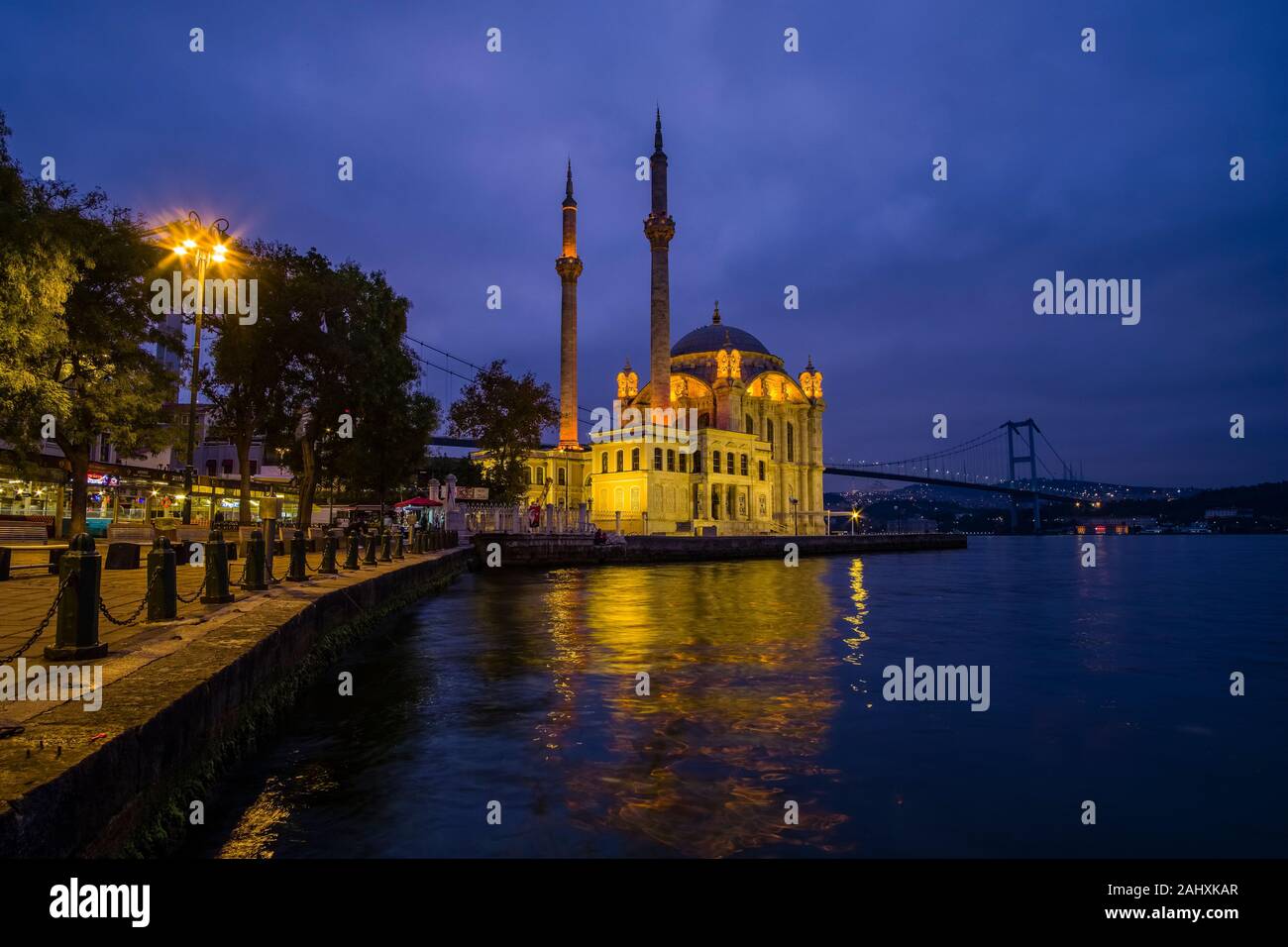La moschea di Ortaköy, Ortaköy Camii, situato sul Bosforo, il confine continentale tra Europa e Asia, illuminata di mattina presto Foto Stock