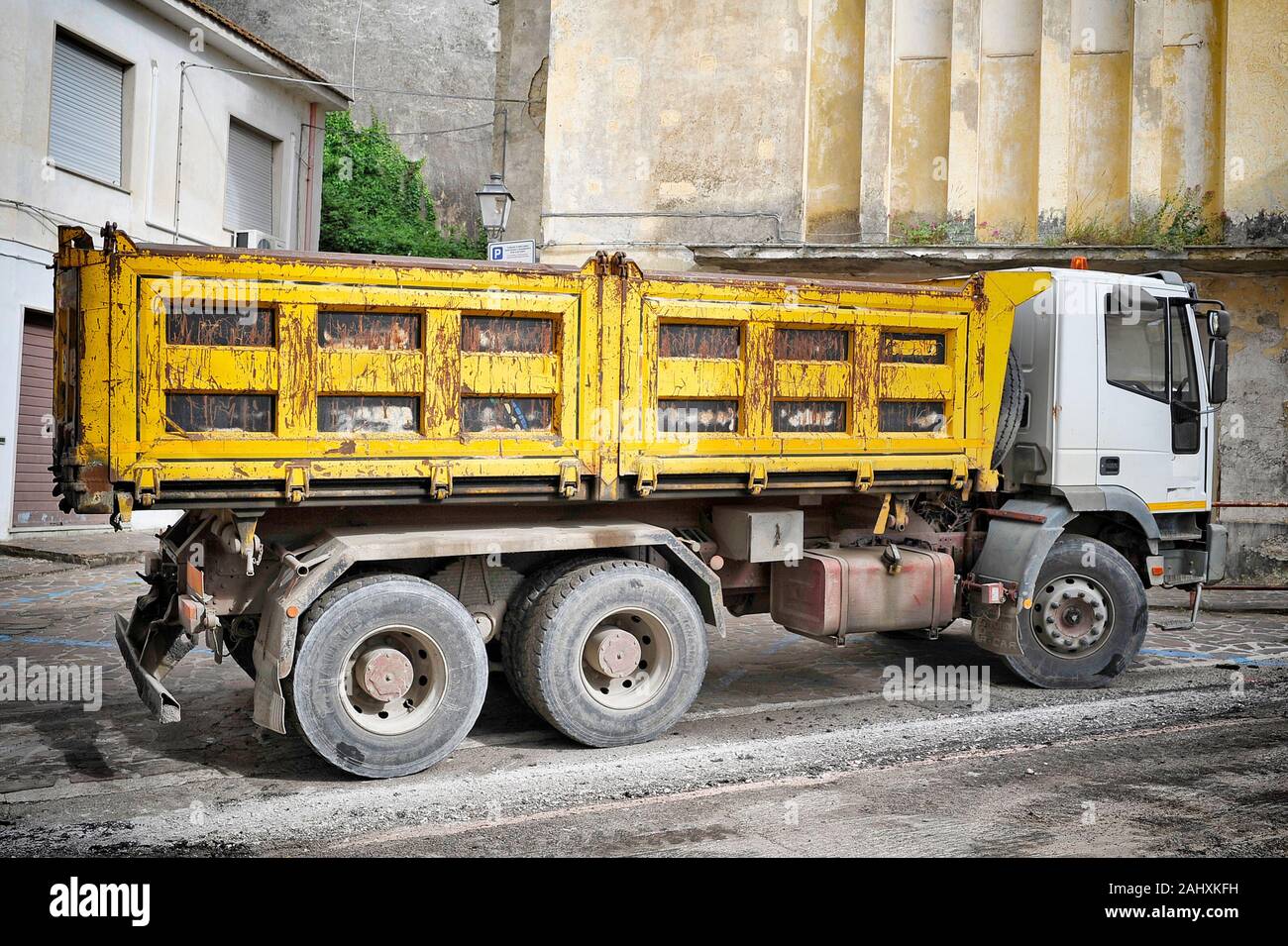 Carrello su strada sito in costruzione Foto Stock