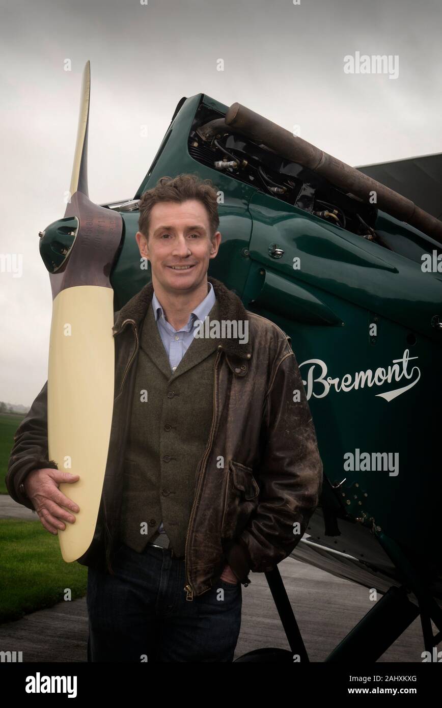 Nick inglese di Bremont orologi con il suo Tiger Moth vintage aeroplano Foto Stock