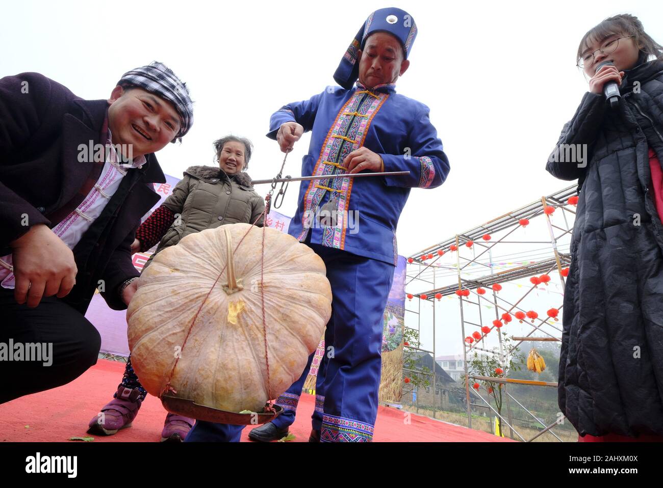 Qiandongnan, della Cina di Guizhou. 1a gen, 2020. Gli abitanti di un villaggio di pesare una zucca durante un prodotti agricoli mostrano in Tianzhu contea di Qiandongnan Miao e Dong prefettura autonoma, a sud-ovest della Cina di Guizhou, 1 gennaio, 2020. Le persone in tutta la Cina ha festeggiato il nuovo anno attraverso una varietà di attività. Credito: lunga Shengzhou/Xinhua/Alamy Live News Foto Stock