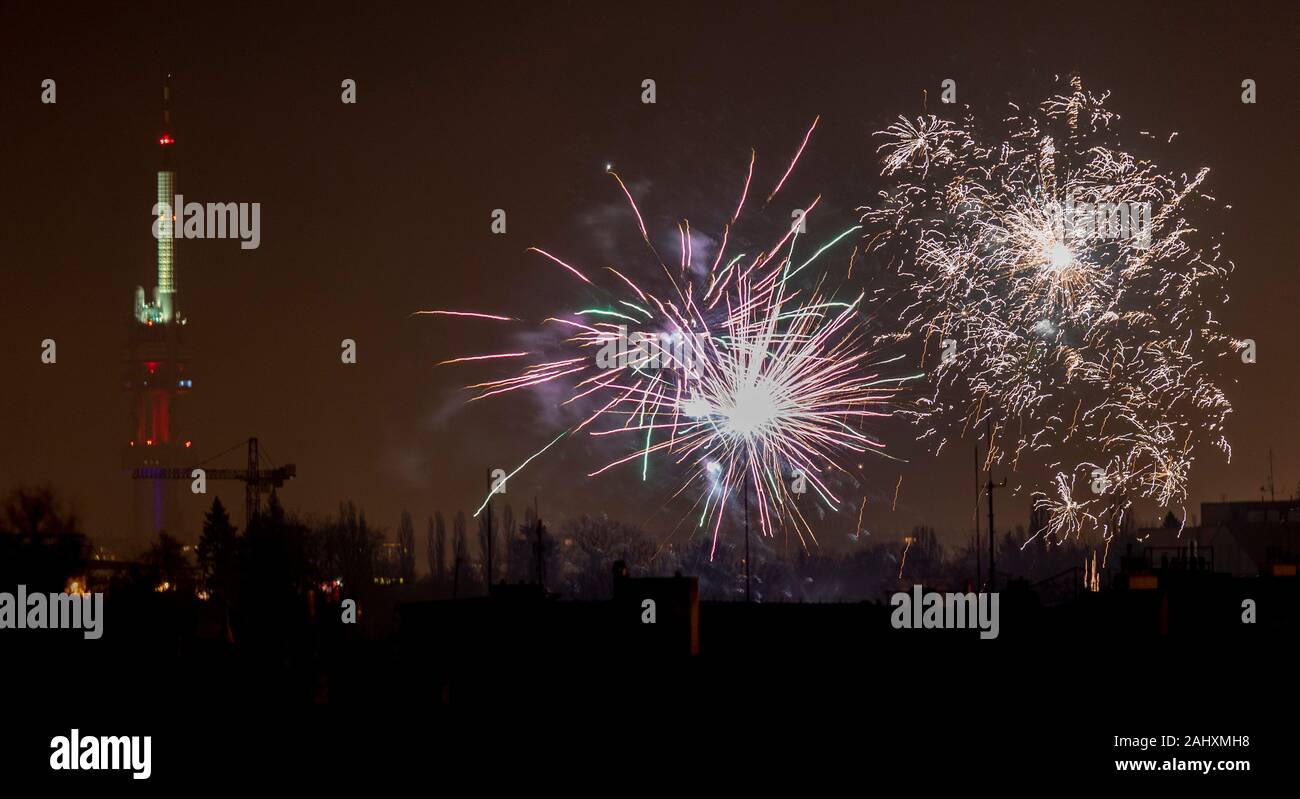 La gente celebra la vigilia di Capodanno con fuochi d'artificio a Praga, Repubblica Ceca, il 1 gennaio 2020. (Foto CTK/Petr MLCH) Foto Stock