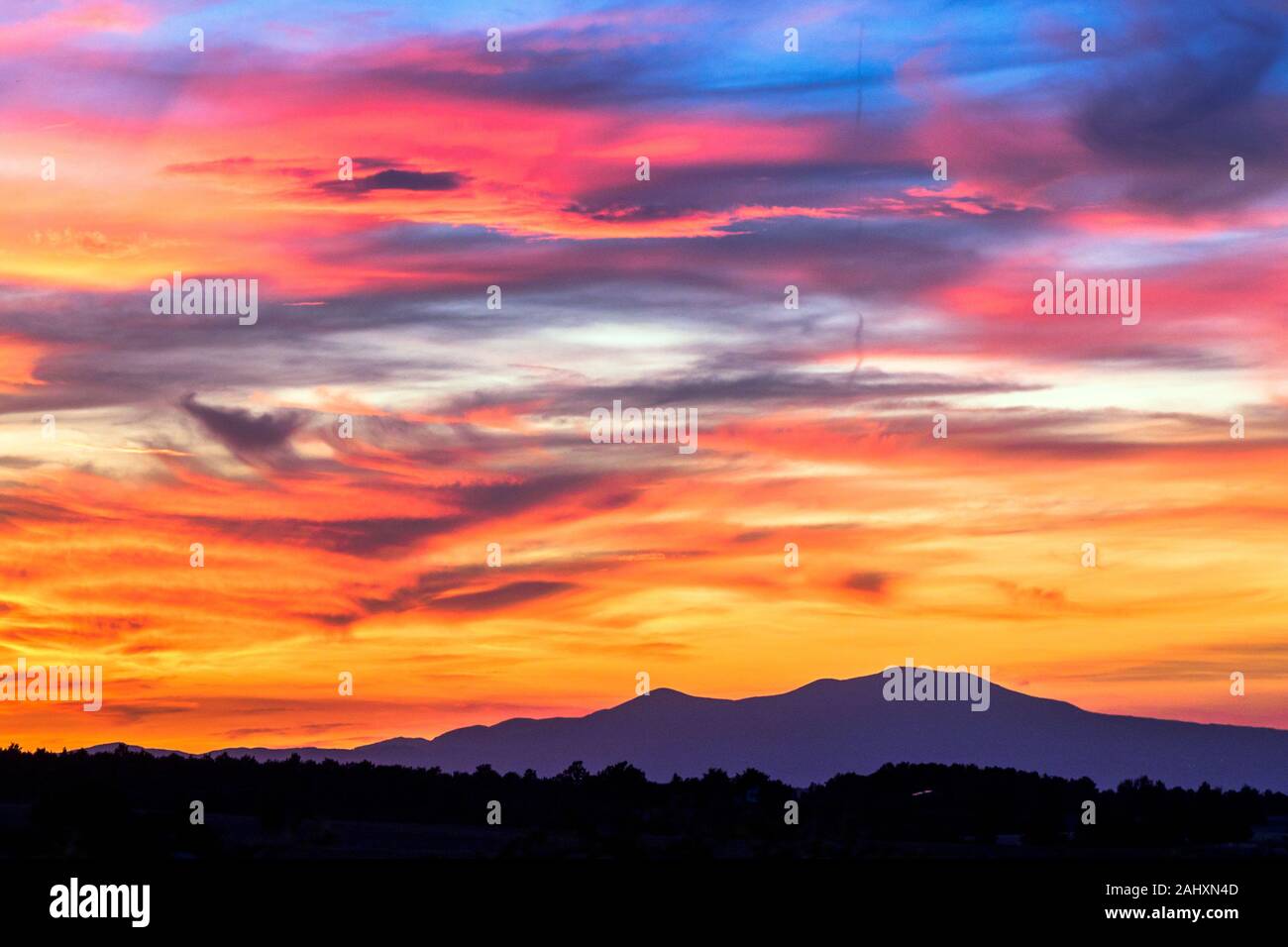 Tramonto nel rurale lansdscape con il Monte Amiata sullo sfondo - Italia Foto Stock