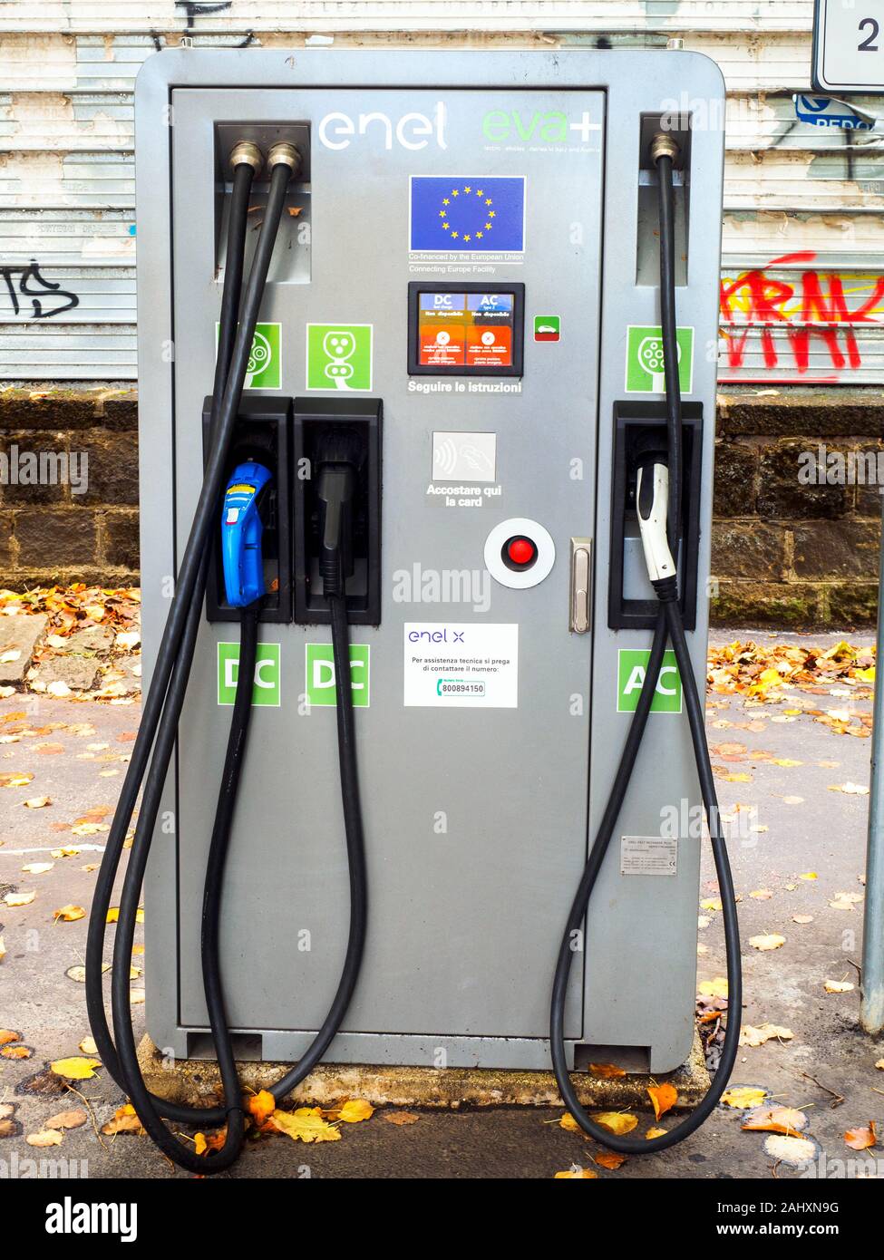 Auto elettrica punto di ricarica - Roma, Italia Foto Stock