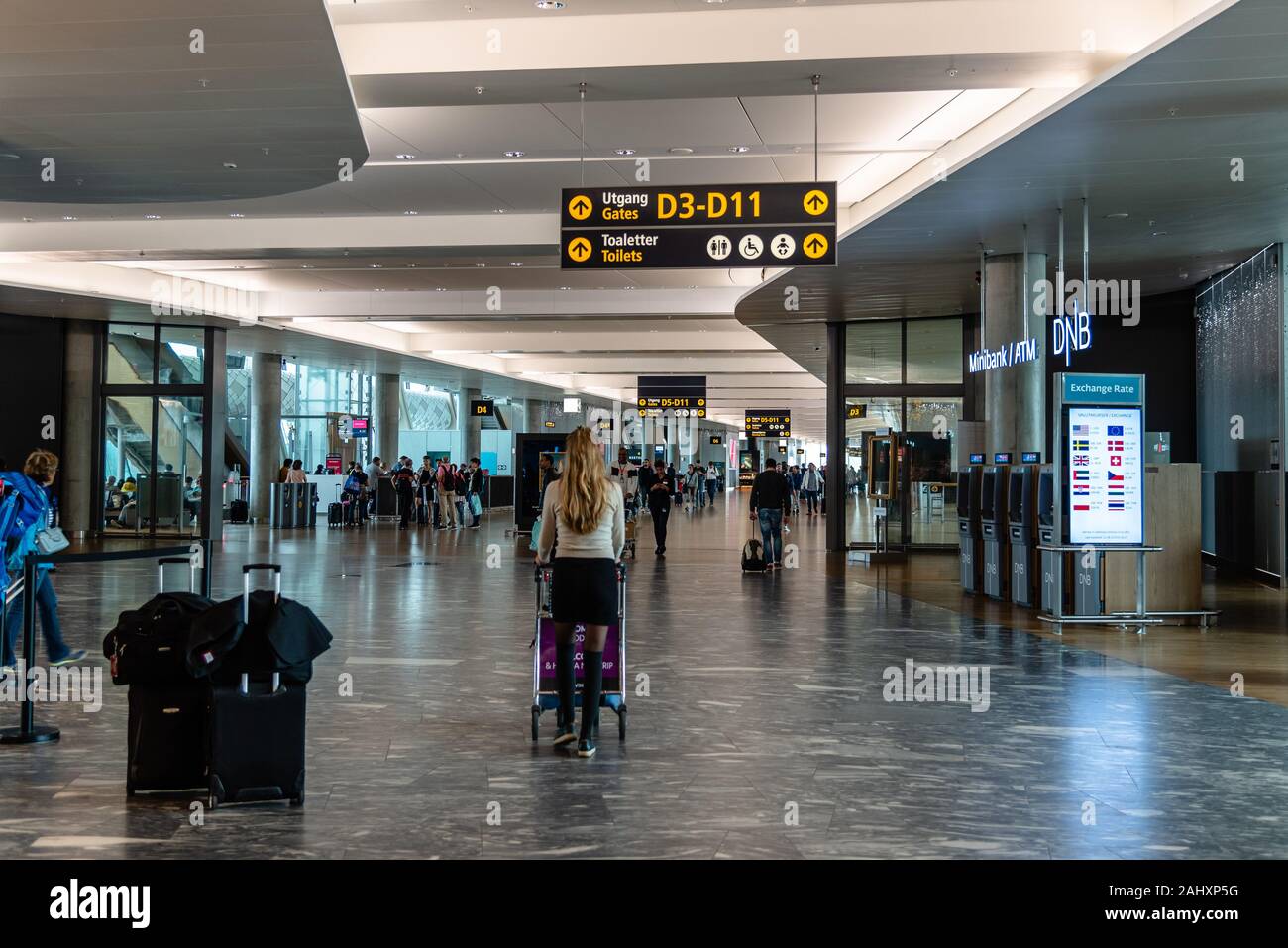 Oslo, Norvegia - 12 agosto 2019: Oslo Gardermoen International Airport terminal di partenza. I passeggeri al gate di imbarco Foto Stock