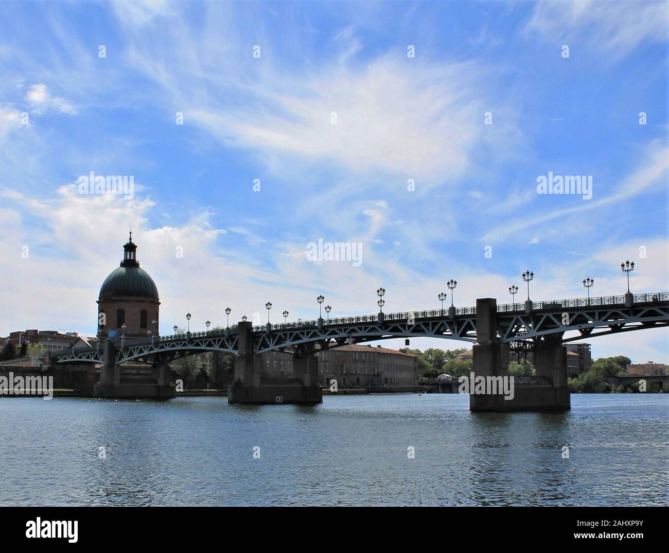 Ponte di Saint Pierre che svanire il fiume Garonne a Tolosa città, alta Garonna, regione Occitanie, Francia Foto Stock