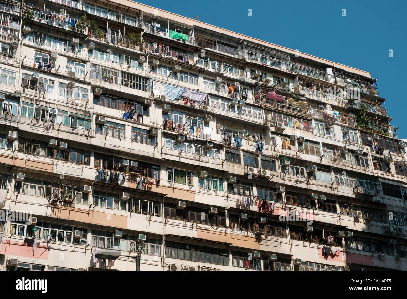 Facciata di edificio a Hong Kong, il mercato immobiliare residenziale Foto Stock