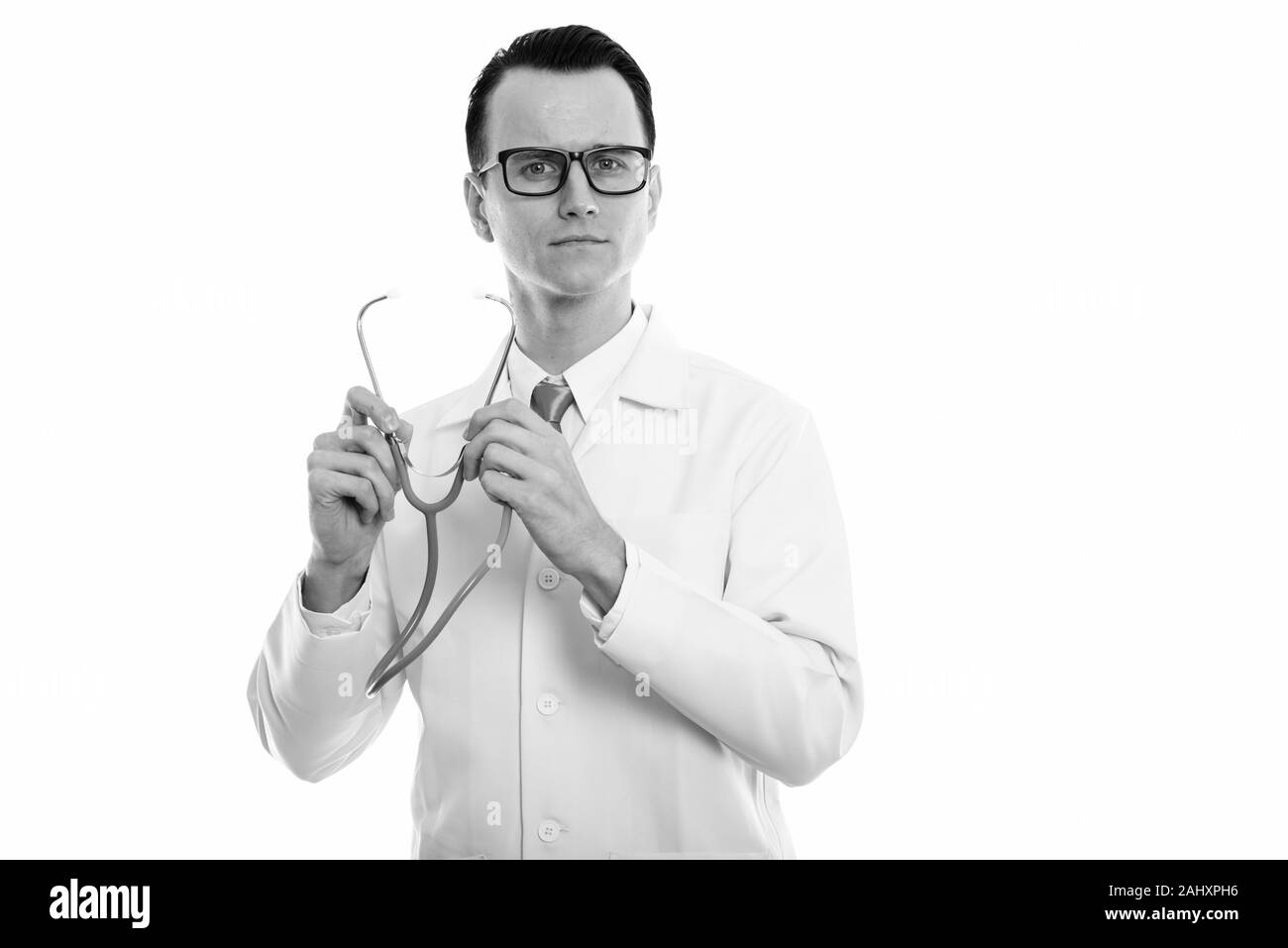 Studio shot del giovane uomo bello medico stetoscopio di apertura Foto Stock