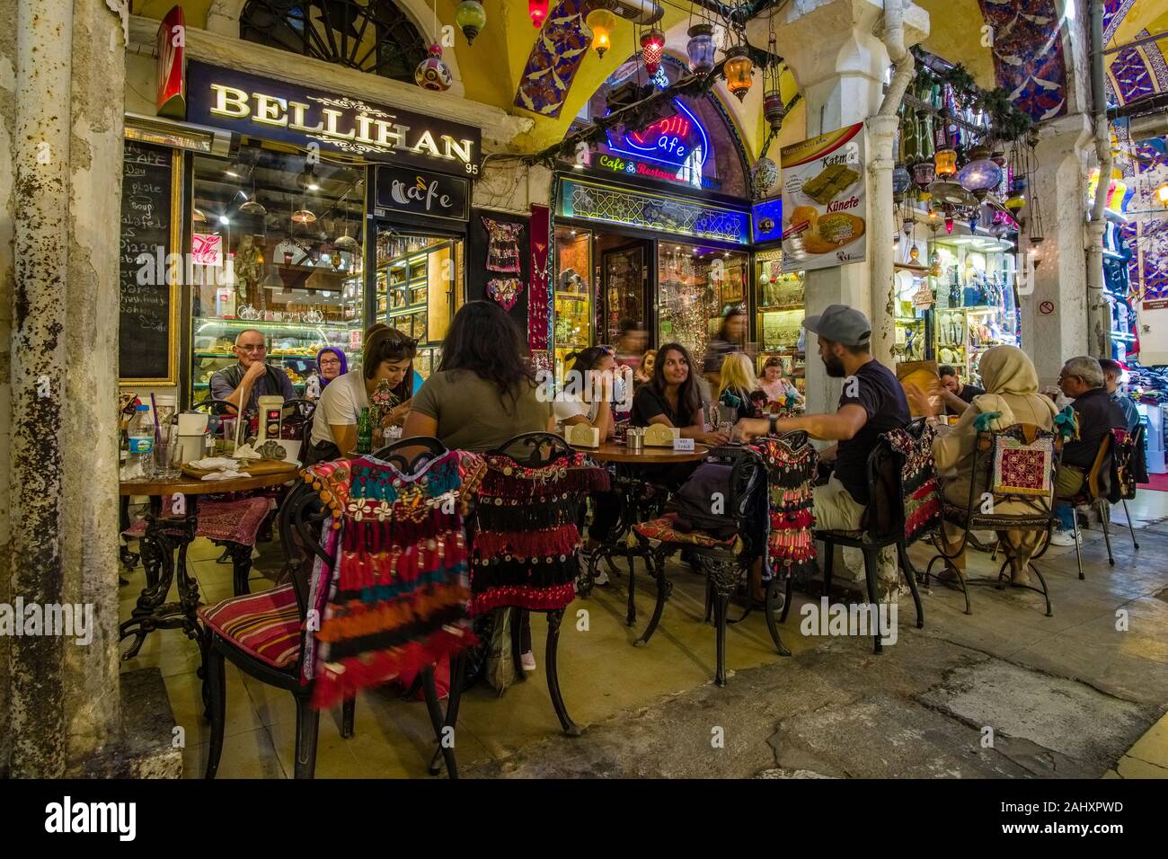 Le persone sono seduti al ristorante all'interno del Grand Bazaar, Kapalıçarşı, uno dei più grandi e più antiche mercati coperti in tutto il mondo Foto Stock