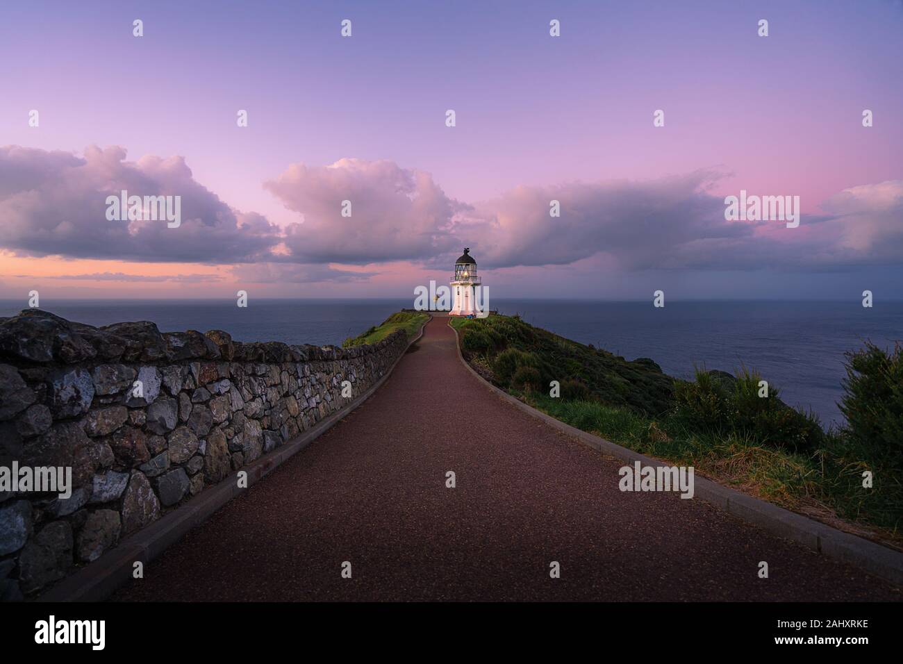 La Nuova Zelanda. Isola del nord. Cape Reinga lighthouse al crepuscolo. Foto Stock