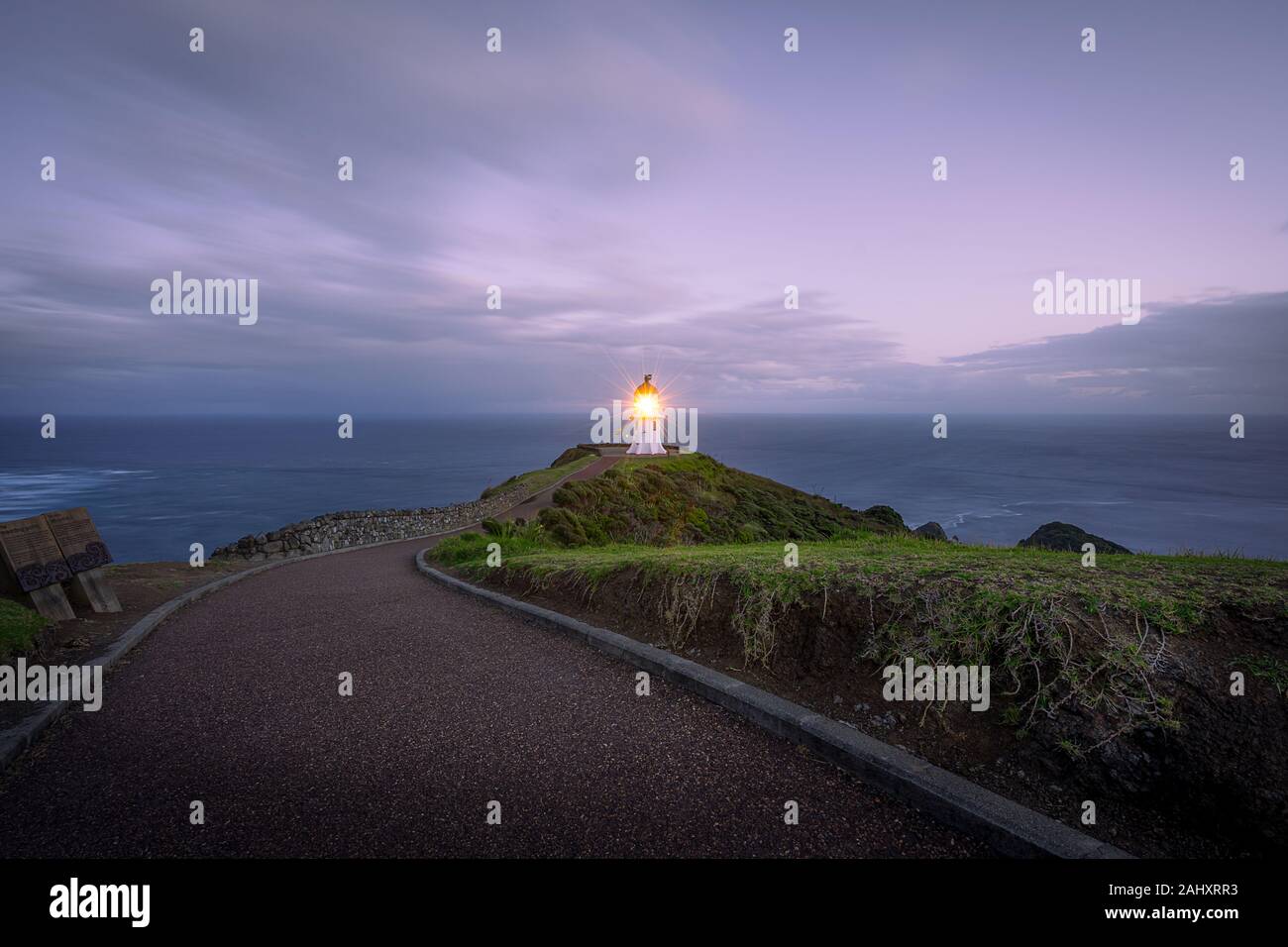 La Nuova Zelanda. Isola del nord. Cape Reinga lighthouse al crepuscolo. Foto Stock