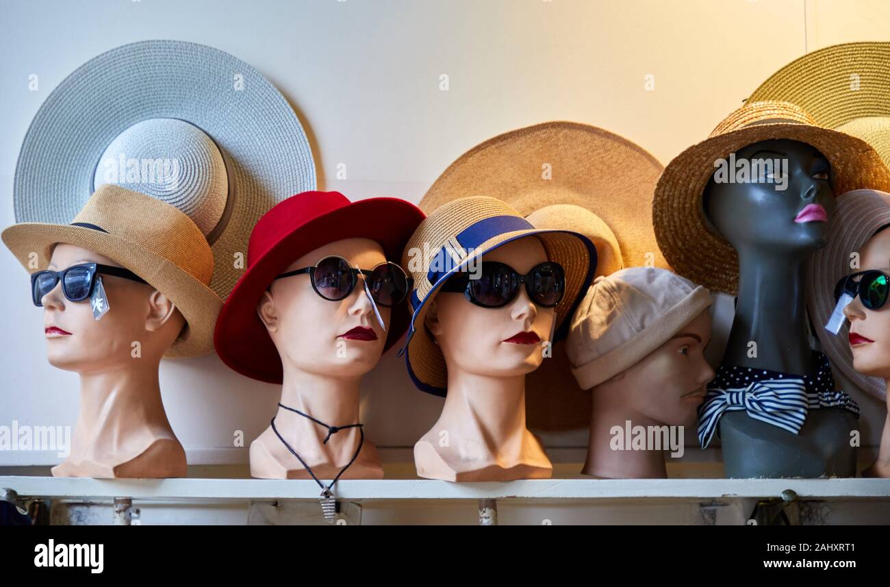 Millinery, vendita di cappelli, Place des Vosges, Parigi, Francia Foto Stock