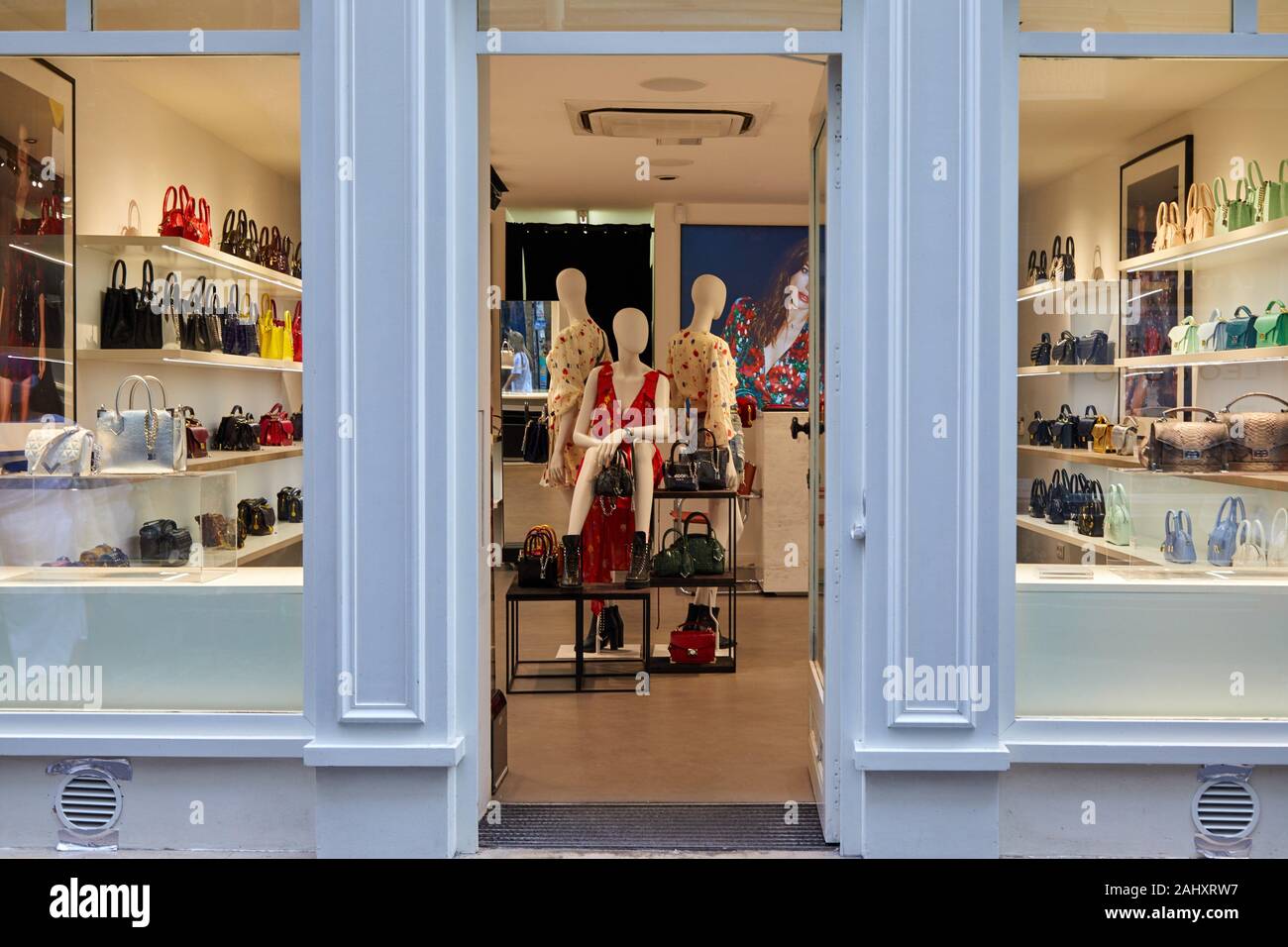 Negozio di abbigliamento a Le Marais, Parigi, Francia Foto stock - Alamy