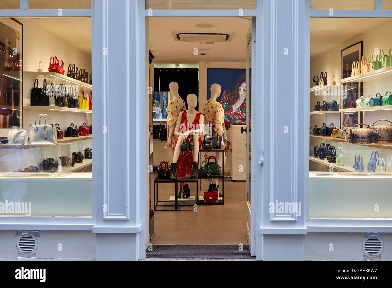 Negozio di abbigliamento a Le Marais, Parigi, Francia Foto stock - Alamy