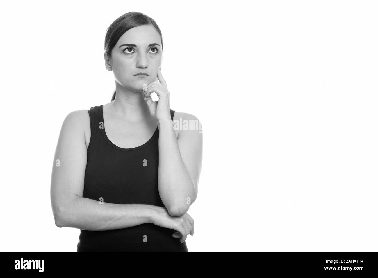 Studio shot di bella donna pensando con il dito sulla faccia Foto Stock
