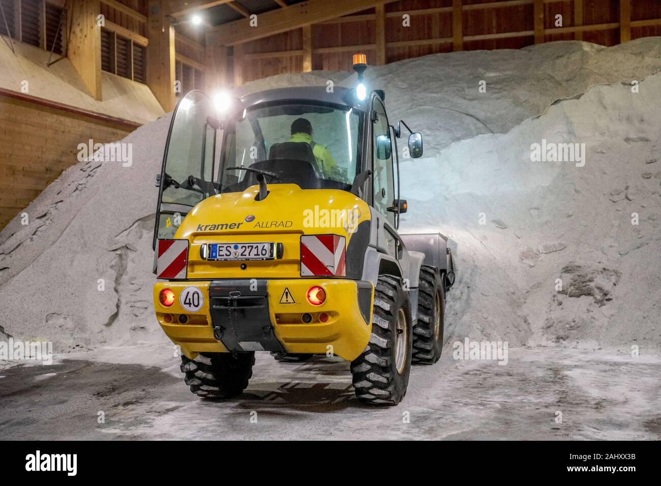 Il 02 gennaio 2020, Baden-Wuerttemberg, Baltmannsweiler: una pala caricatrice gommata carichi un servizio invernale veicolo nel deposito di sale. I depositi di sale sono ben attrezzate per operazioni invernali nel gelido temperature. Foto: Sven Kohls/SDMG/dpa Foto Stock