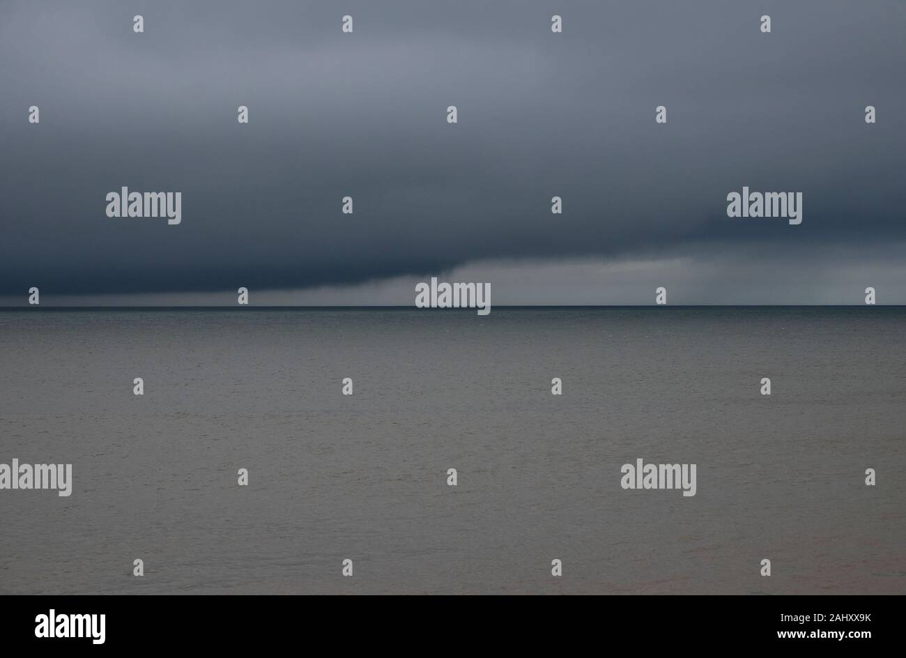 Nuvole temporalesche su seascape orizzonte Foto Stock