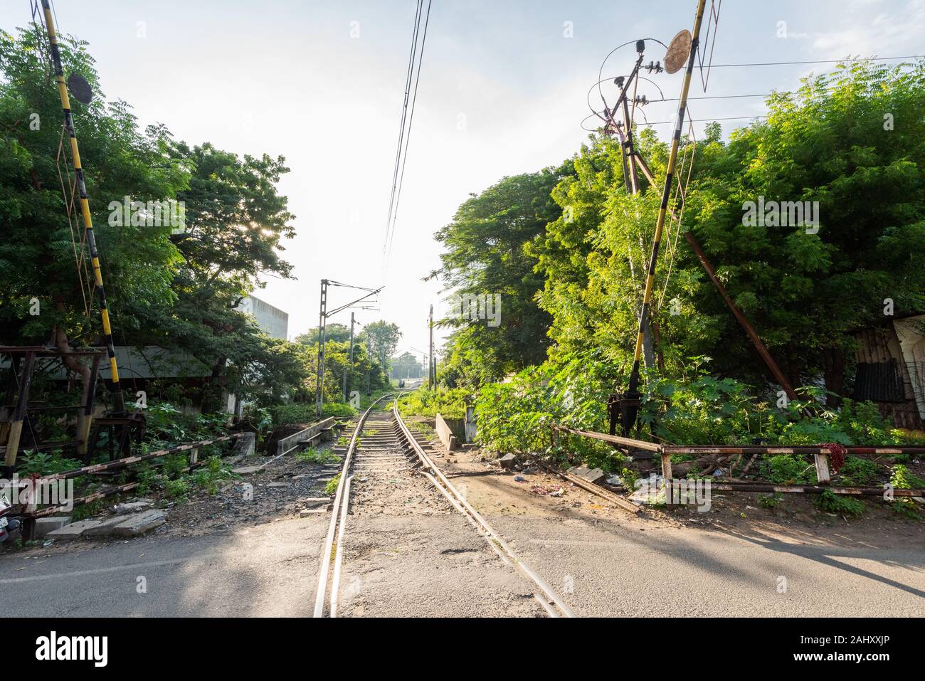 Incrocio ferroviario cancello in Puducherry, India del Sud Foto Stock
