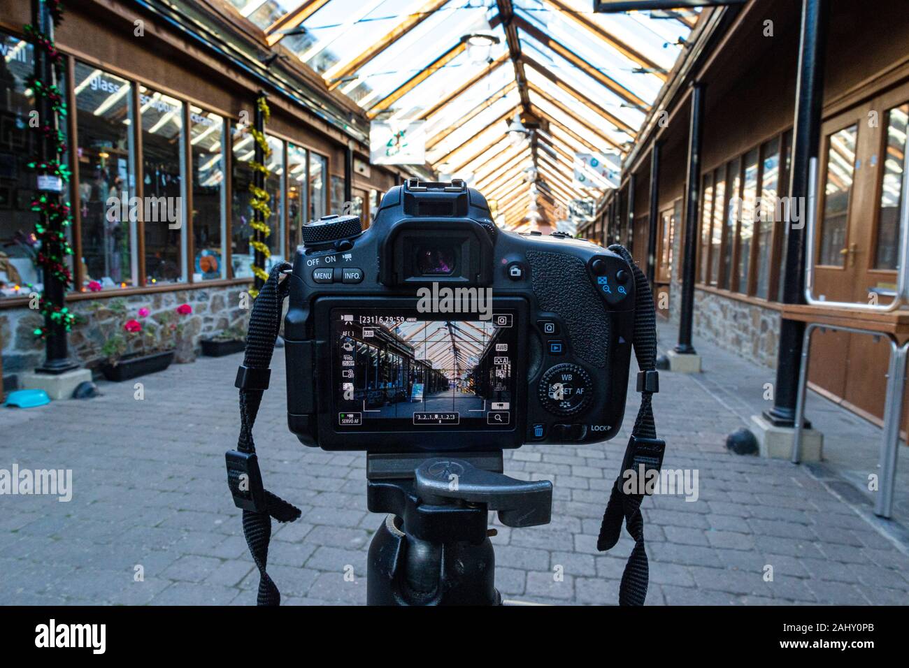 La fotocamera su un treppiede con mirino visualizzare e oggetto di grande Torrington bauletto market, negozi e il tetto di vetro dettaglio guardando verso le principali città. Foto Stock