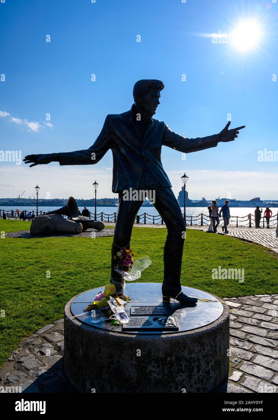 Statua bronzea della pop star Billy Fury (2003), dello scultore Tom Murphy, al Royal Albert Dock di Liverpool, Regno Unito. Foto Stock