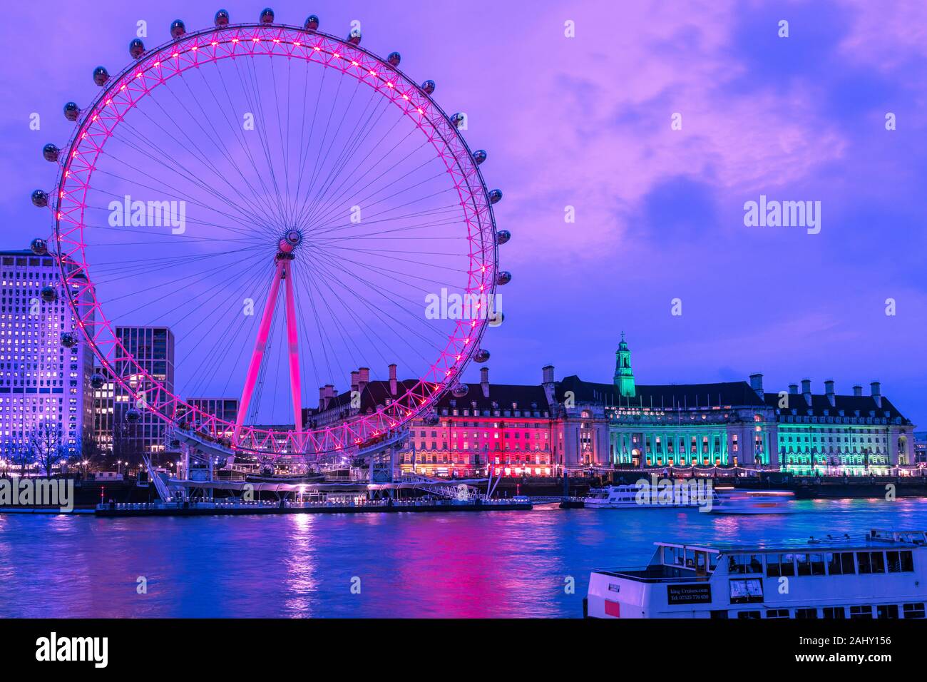 Paesaggio dello skyline di Londra, London Eye, crepuscolo, crepuscolo, blu ora con il Southbank e County Hall, il fiume Tamigi destinazione di viaggio, Londra Inghilterra REGNO UNITO Foto Stock