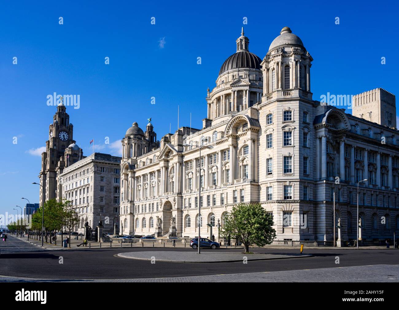 Le Tre Grazie, tra cui la Royal Liver Building, sono punto di riferimento storico edifici su Pier Head, Liverpool, in Inghilterra, Regno Unito. Foto Stock