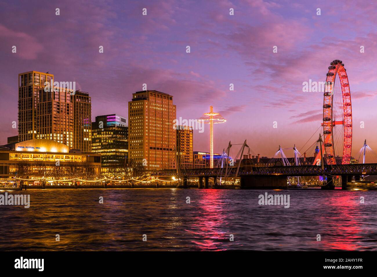 Paesaggio dello skyline di Londra, London Eye, crepuscolo, crepuscolo, blu ora con il Southbank e il fiume Tamigi destinazione di viaggio, Londra Inghilterra REGNO UNITO Foto Stock