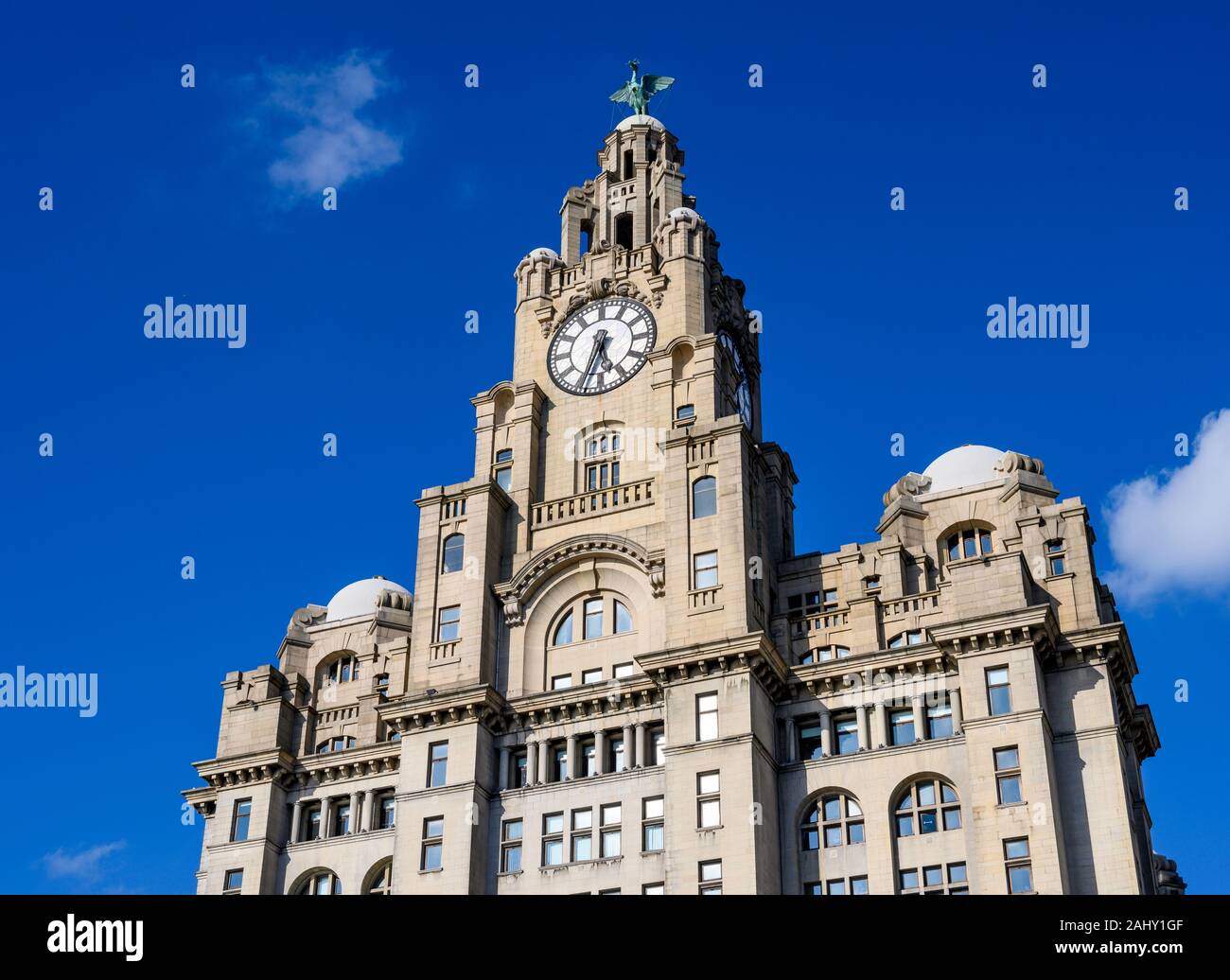 Il Royal Liver Building (1911) è un grado che ho elencato la costruzione su Pier Head, Liverpool, England, Regno Unito Foto Stock