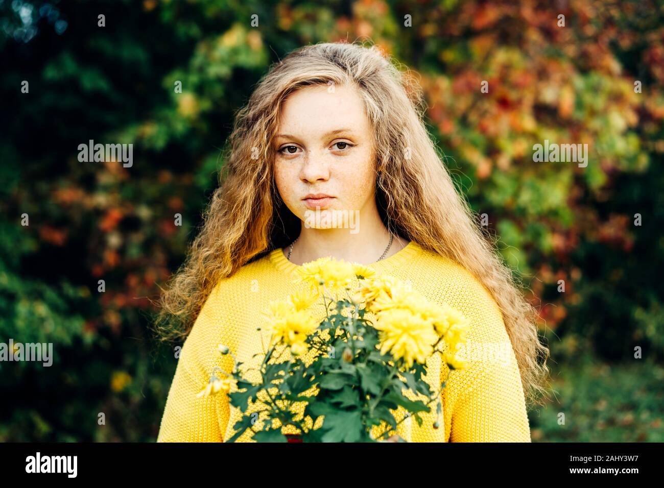 Allegro sorridente ragazza adolescente di quattordici anni con ricci lunghi capelli rossi Foto Stock