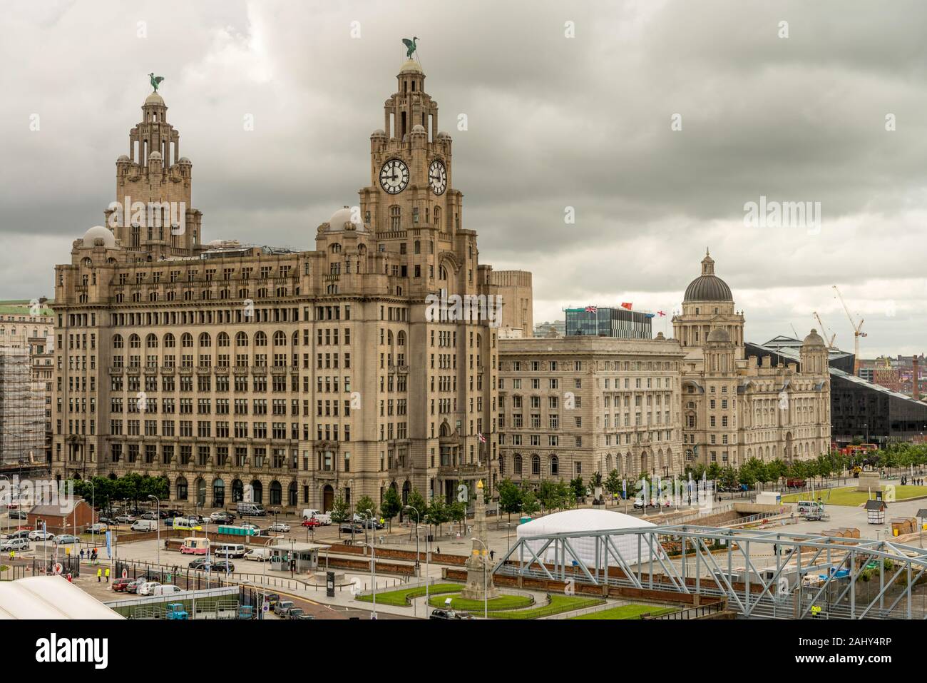 Le Tre Grazie, tra cui la Royal Liver Building, sono punto di riferimento storico edifici su Pier Head, Liverpool, in Inghilterra, Regno Unito. Foto Stock