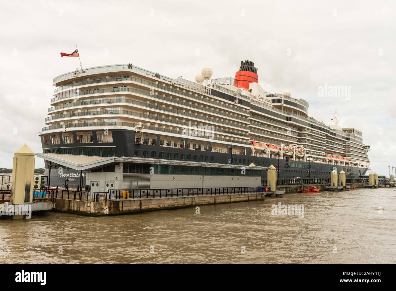 MS Queen Elizabeth (2010), una nave da crociera azionato dalla Cunard Line, ormeggiata nel porto di Liverpool cruise terminal, Liverpool, in Inghilterra, Regno Unito, Europa Foto Stock