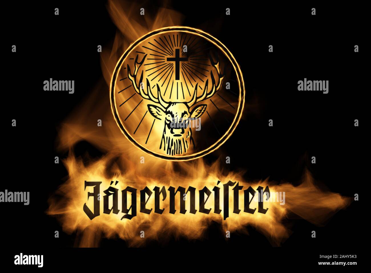Cape Town, Sud Africa - 1 Gennaio 2020: Giallo Fiamme effetto sull'icona Jägermeister logo su sfondo nero Foto Stock