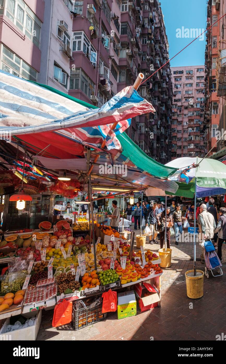 Hong Kong Cina - Novembre 2019: le persone sulla strada del mercato alimentare di Hong Kong Foto Stock