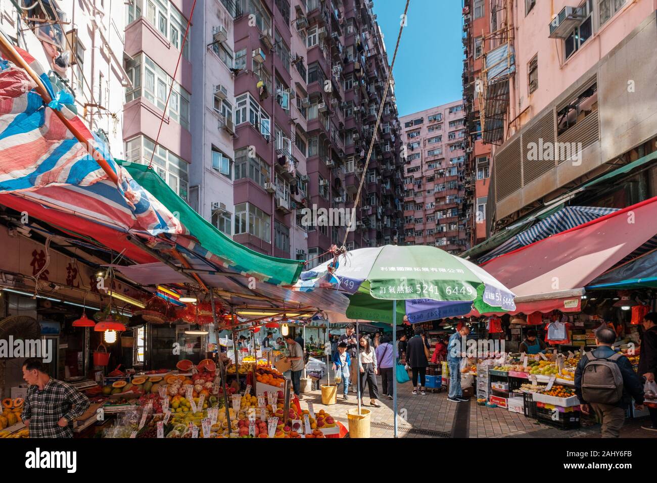 Hong Kong Cina - Novembre 2019: le persone sulla strada del mercato alimentare di Hong Kong Foto Stock