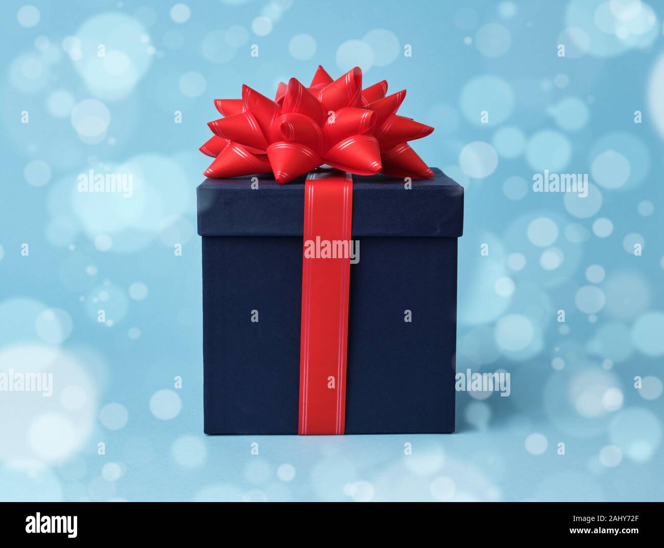 Quadrato blu scatola di cartone per un regalo e seta arco rosso su sfondo  blu. Bella scatola regalo, grande design per qualsiasi finalità Foto stock  - Alamy