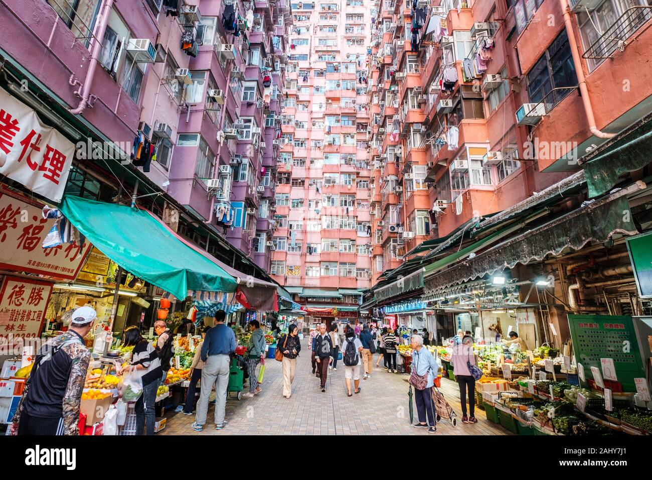 Hong Kong Cina - Novembre 2019: le persone sulla strada del mercato alimentare di Hong Kong Foto Stock