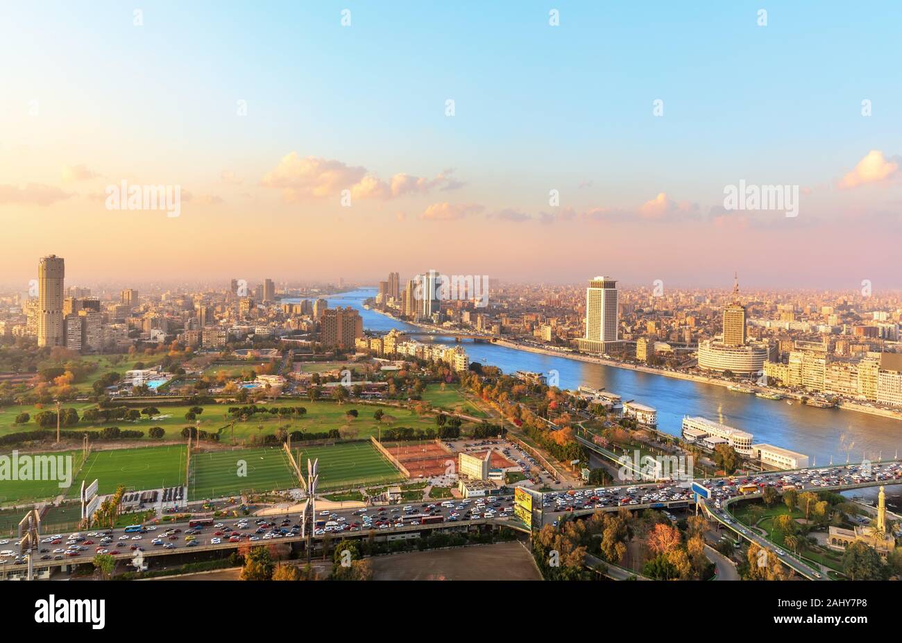 Vista aerea del centro cittadino del Cairo e del Nilo in Egitto. Foto Stock
