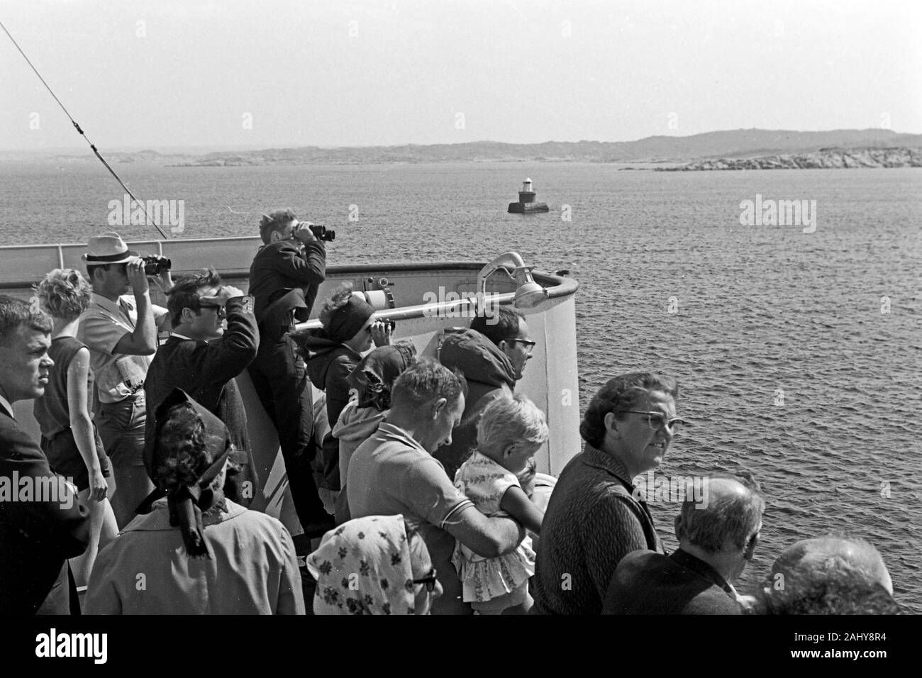 Touristen sichten Schäreninsel bei Göteborg, Schweden, 1969. Vista turisti arcipelago vicino a Gothenburg, Svezia, 1969. Foto Stock