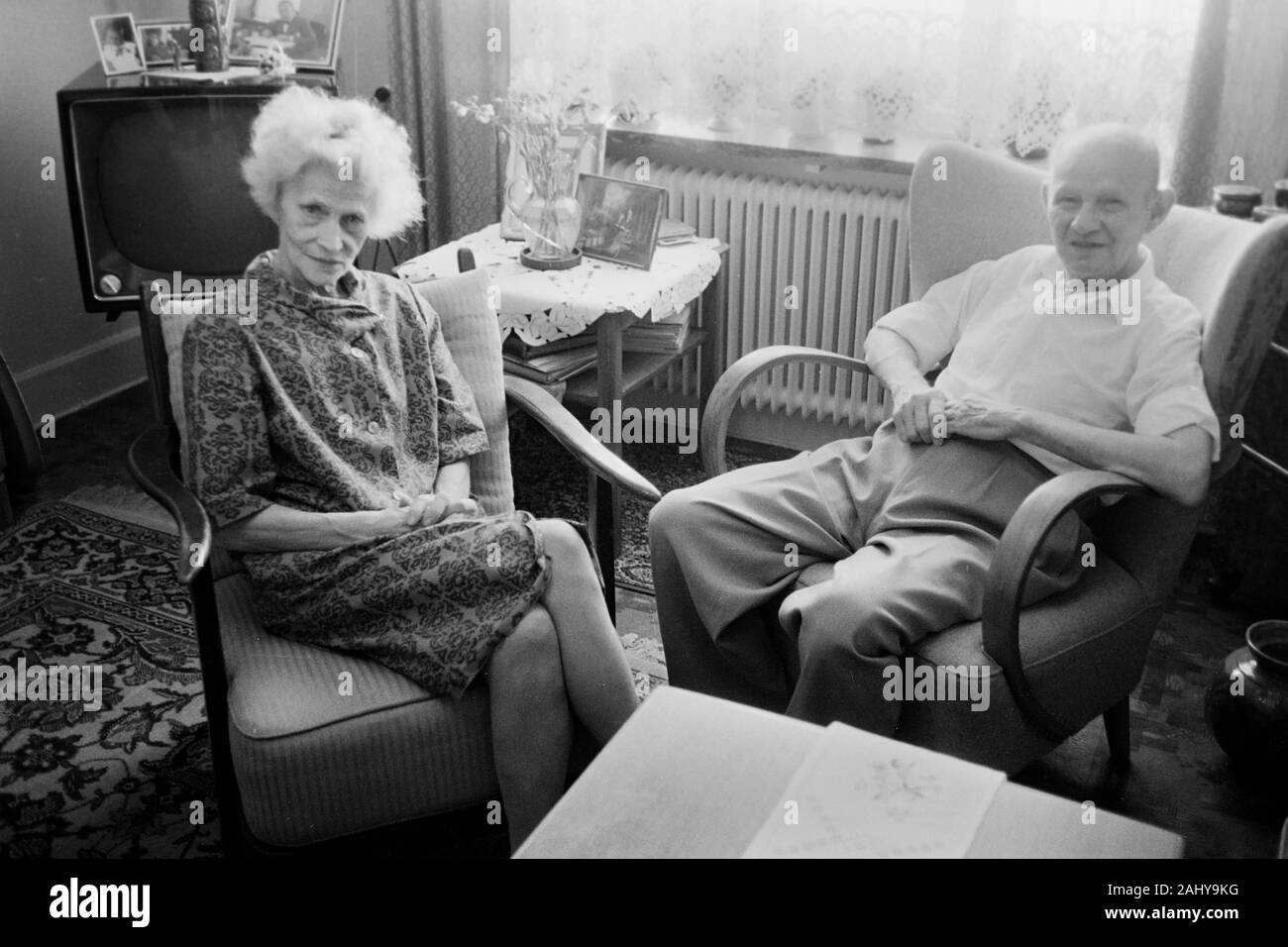 Familie Siegert in ihrem Wohnzimmer, 1969. La famiglia Siegert nel loro salotto, 1969. Foto Stock