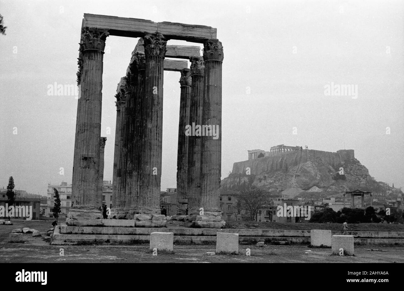 Zeustempel und Akropolis, Griechenland Athen 1950er Jahre. Il Tempio di Zeus all Acropoli di Atene in Grecia degli anni cinquanta. Foto Stock