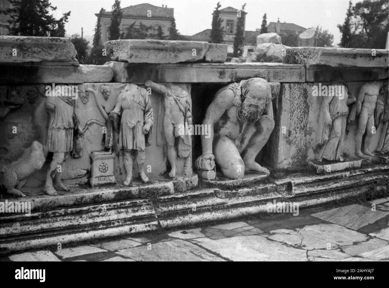Touristentour durch die Ruinen des alten antiken Olympia hier im Dionysostheater, Griechenland 1950er. Gita Turistica delle rovine dell'antica Olympia qui in il Teatro di Dioniso, Grecia degli anni cinquanta. Foto Stock