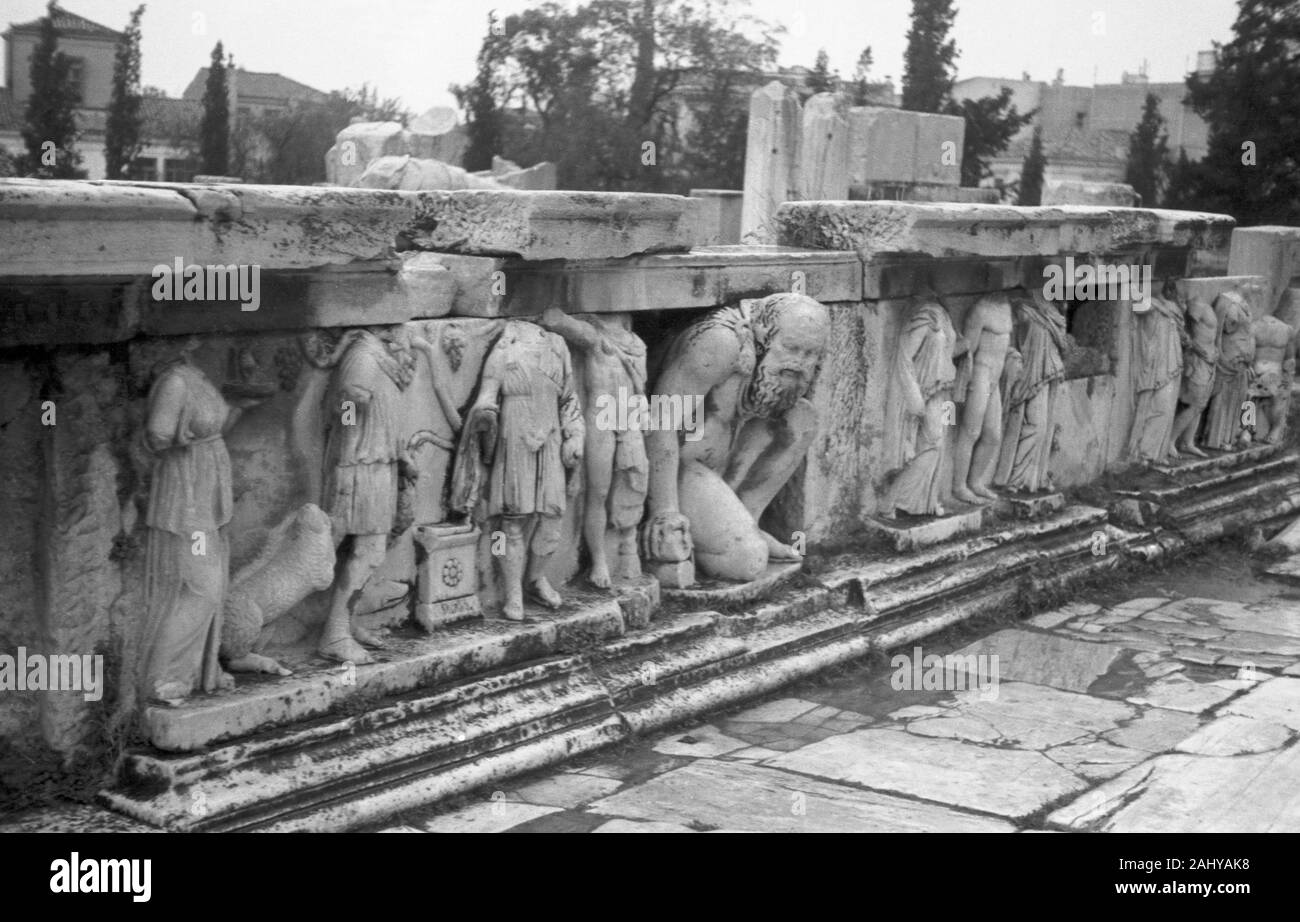 Touristentour durch die Ruinen des alten antiken Olympia hier im Dionysostheater, Griechenland 1950er. Gita Turistica delle rovine dell'antica Olympia qui in il Teatro di Dioniso, Grecia degli anni cinquanta. Foto Stock