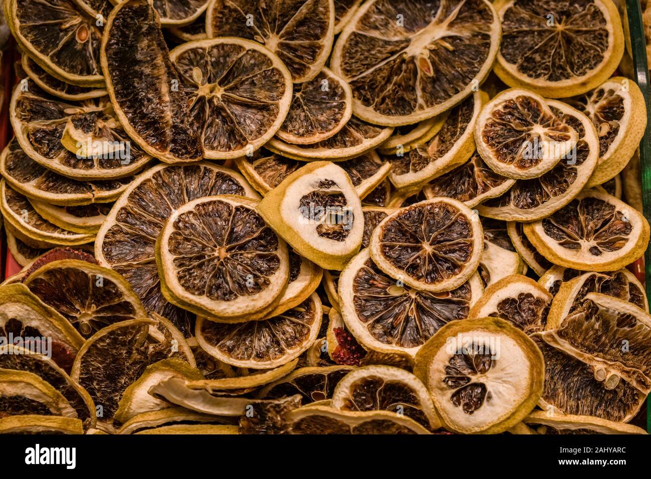 Frutta secca, arance, sono offerti per la vendita all'interno del Bazar delle Spezie, Mısır Çarşısı, noto anche come il Bazaar Egiziano Foto Stock