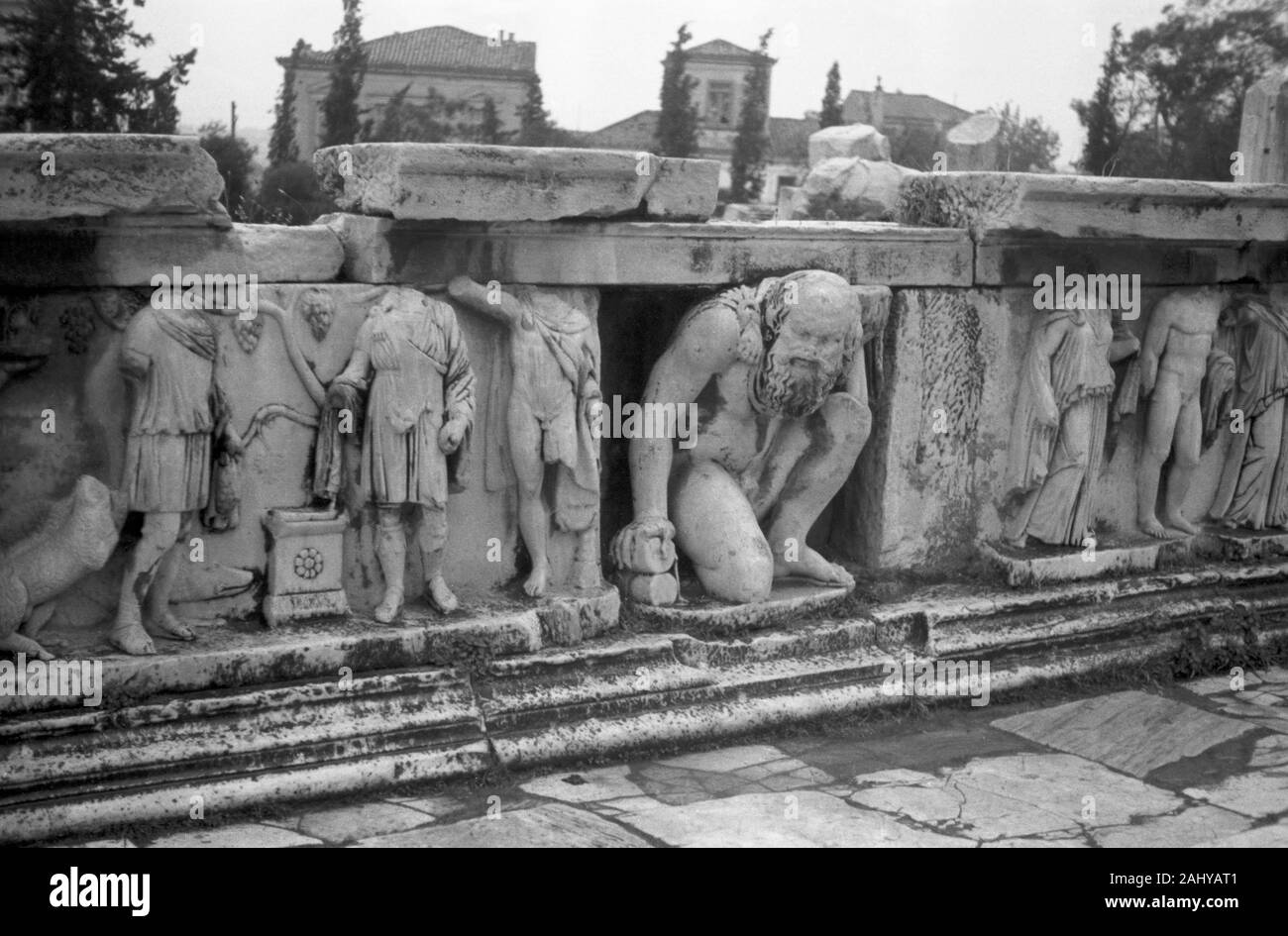 Touristentour durch die Ruinen des alten antiken Olympia hier im Dionysostheater, Griechenland 1950er. Gita Turistica delle rovine dell'antica Olympia qui in il Teatro di Dioniso, Grecia degli anni cinquanta. Foto Stock