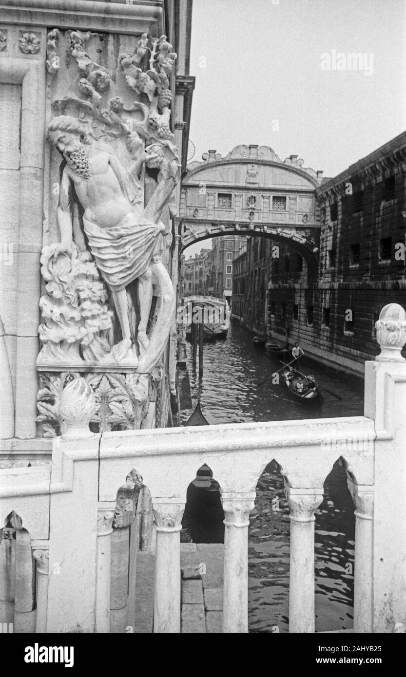 Blick auf die legendäre Seufzerbrücke, il Ponte dei Sospiri,"führt über den Palastfluss (Rio di Palazzo) und verbindet das alte Gefängnis in Venedig mit einigen Gondeln, Italien Venedig 1954. Vista verso il leggendario Ponte dei Sospiri, il Ponte dei Sospiri, passa sopra il palazzo di fiume (Rio di Palazzo) e collega il vecchio carcere di Venezia di fronte alcuni gondola, Italia Venezia 1954. Foto Stock